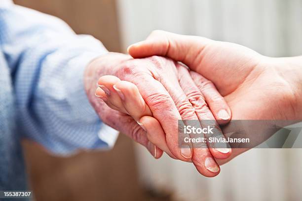 Stary I Młody Ręce Więź Opieki - zdjęcia stockowe i więcej obrazów Pomoc potrzebującym - Pomoc potrzebującym, Proces starzenia się, Senior