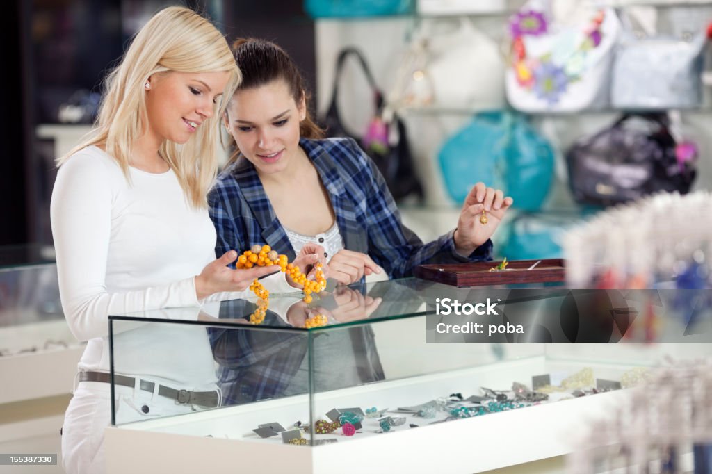 Fidanzate acquisto di accessori moda e gioielli, collane in departmant store - Foto stock royalty-free di Abbigliamento