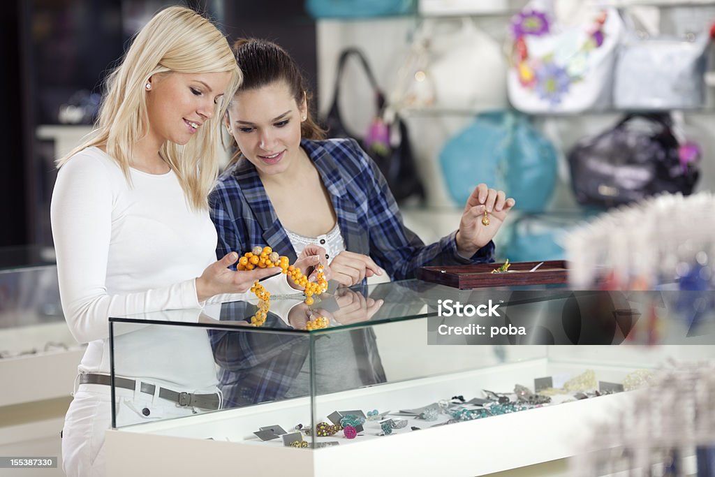 ガールフレンド購入ファッションアクセサリーのブレスレット、ネックレスで departmant 保存 - カラー画像のロイヤリティフリーストックフォト