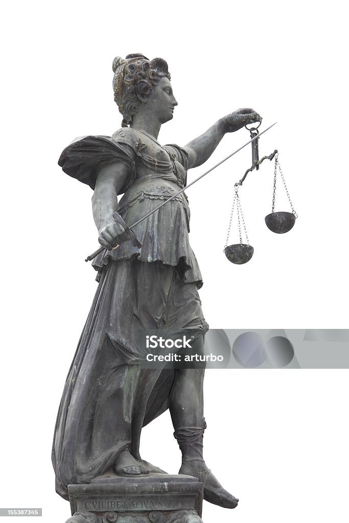 Статуя леди юстиции на белом небо - Стоковые фото Белый фон роялти-фри