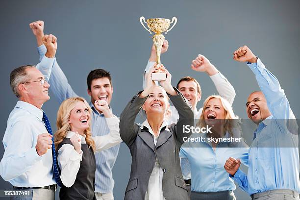 Alegre Grupo De Empresários A Conquistar A Taça Com As Mãos Para Cima - Fotografias de stock e mais imagens de Troféu