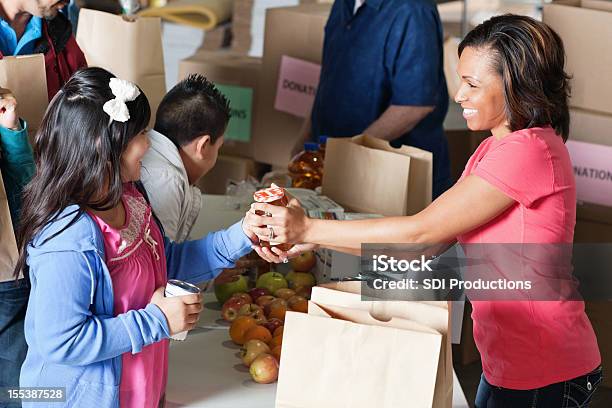 Foto de Feminino Recebendo As Dádivas Voluntárias De Família e mais fotos de stock de Arrecadação de alimentos