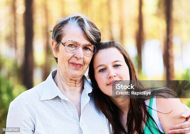 Lächelnd Ältere Frau Umarmt Liebevoll Glückliches Junges Mädchen Stockfoto und mehr Bilder von 60-69 Jahre