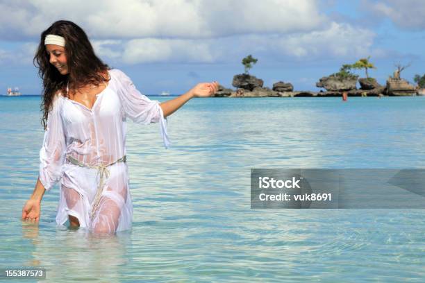 Genießen Sie Einen Exotischen Strand Stockfoto und mehr Bilder von Alles hinter sich lassen - Alles hinter sich lassen, Arme hoch, Ausgestreckte Arme