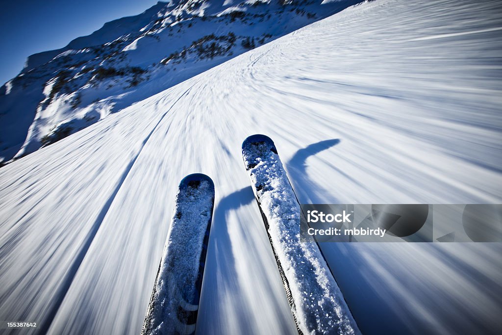 Alpine esquí de descenso en día soleado - Foto de stock de Actividades recreativas libre de derechos