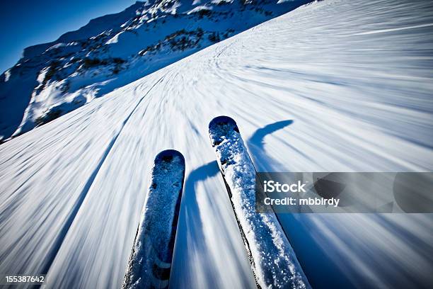 Alpine Esquí De Descenso En Día Soleado Foto de stock y más banco de imágenes de Actividades recreativas - Actividades recreativas, Aire libre, Blanco - Color