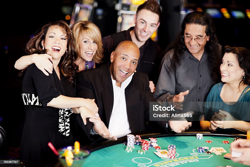 Heureux gagnant avec vos amis autour de la table de black jack - Photo de Casino libre de droits
