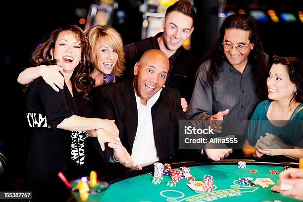 Photo libre de droit de Heureux Gagnant Avec Vos Amis Autour De La Table De Black Jack banque d'images et plus d'images libres de droit de Casino