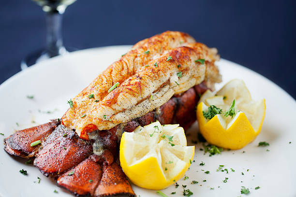 grande queue de homard servi avec du vin blanc - queue photos et images de collection