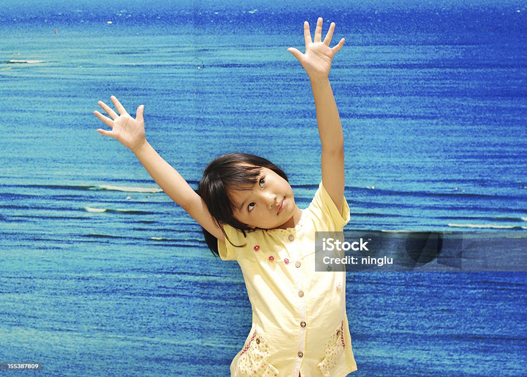 Bambina asiatica su sfondo blu - Foto stock royalty-free di Allegro