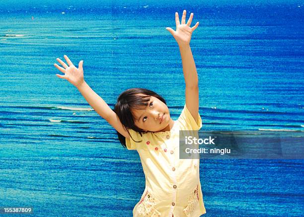 Bambina Asiatica Su Sfondo Blu - Fotografie stock e altre immagini di Allegro - Allegro, Ambientazione interna, Bambine femmine