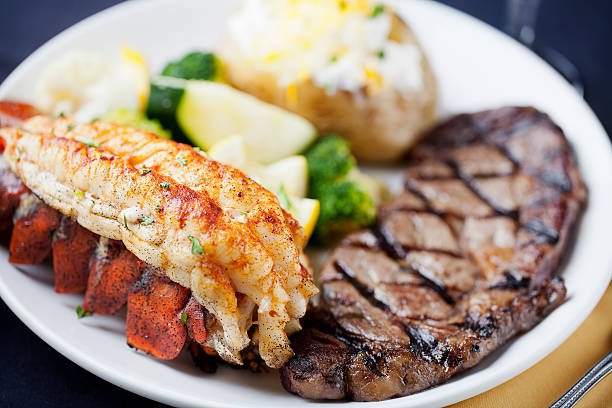 서프 앤 터프 (surf: 저녁 스테이크, 바닷가재 테일 - steak dinner lobster wine 뉴스 사진 이미지