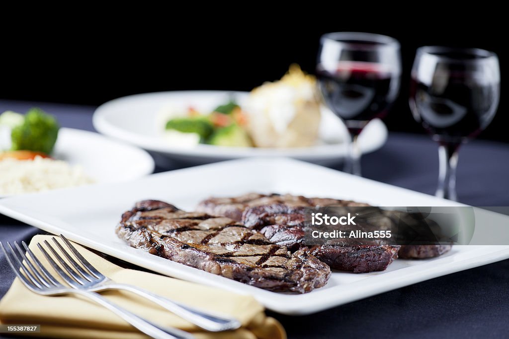 Dîner pour deux: Échantillon de steaks et les côtés - Photo de Chiffre 2 libre de droits