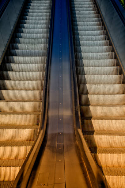escada - escalator automated built structure moving down - fotografias e filmes do acervo