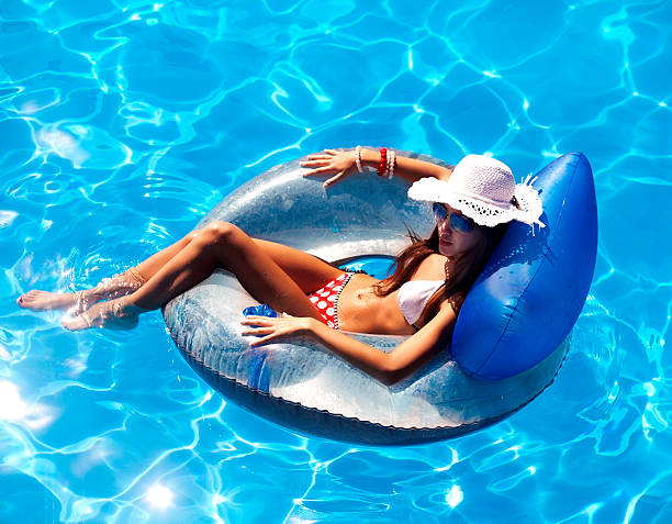 flutuante - swimming tube inflatable circle imagens e fotografias de stock