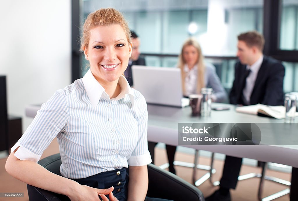 幸せなビジネスミーティングやビジネスウーマン - オフィスのロイヤリティフリーストックフォト