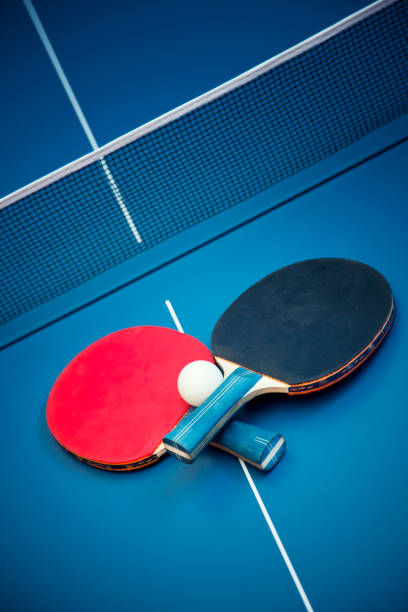 table tennis-ball und schläger - traditionelle sportarten stock-fotos und bilder