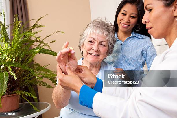 Mujer Mayor Que Reciben Hogar Fisioterapia Médico Personal De Enfermería Terapia Foto de stock y más banco de imágenes de Mujeres mayores