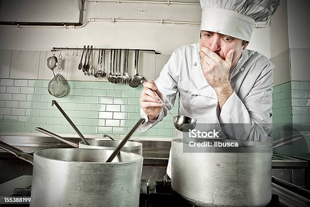 Giovane Chef Zuppa Di Degustazione - Fotografie stock e altre immagini di Errore - Errore, Cuoco, Humour