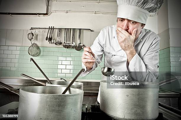 Jovem Chef Sopa De Degustação - Fotografias de stock e mais imagens de Erro - Erro, Chefe de Cozinha, Humor