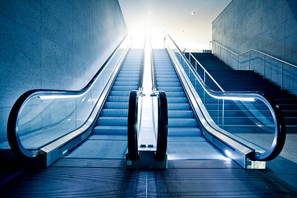 moderna escalera mecánica - escalator steps staircase moving up fotografías e imágenes de stock