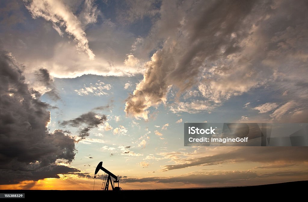 Prairie Pumpjack silueta - Foto de stock de Metano libre de derechos