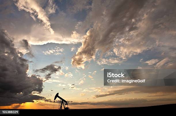 Foto de Prairie Pumpjack Silhueta e mais fotos de stock de Metano - Metano, Óleo, Gás-estufa