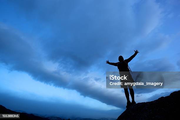 Silueta Hombre Alzar Los Brazos En Cielo Dramático Foto de stock y más banco de imágenes de Actividades recreativas - Actividades recreativas, Adulto, Adulto de mediana edad