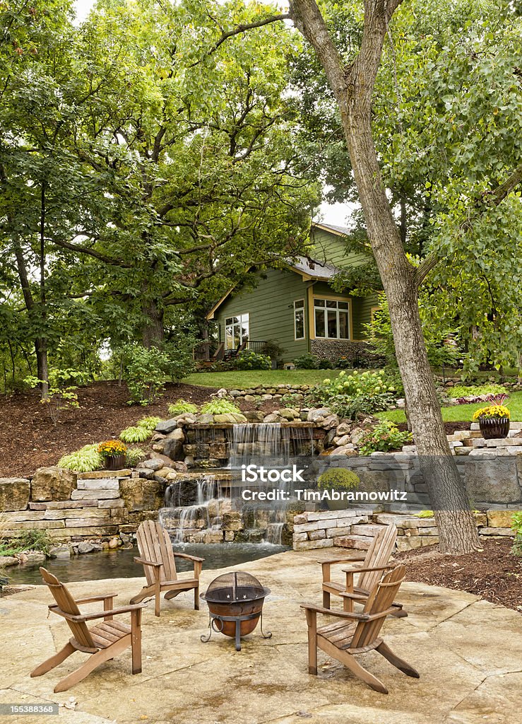 Patio giardino con cascata - Foto stock royalty-free di Patio