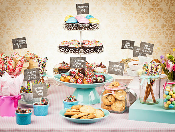 привлечение с продажа выпечки - biscuit cookie cake variation стоковые фото и изображения