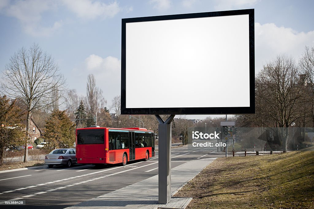 Puste reklama billboard na ulicy miasta, samochody mijania - Zbiór zdjęć royalty-free (Plakat)