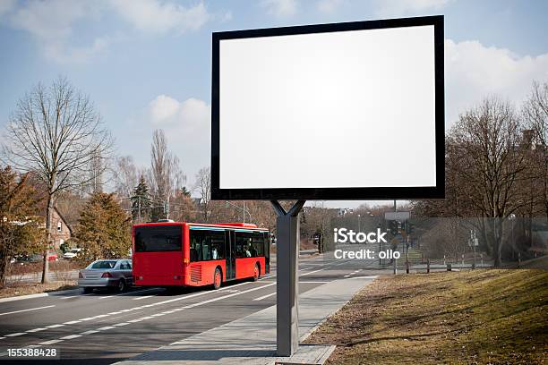 Puste Reklama Billboard Na Ulicy Miasta Samochody Mijania - zdjęcia stockowe i więcej obrazów Plakat