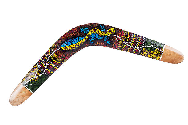 motivo della boomerang in legno decorato con lucertole - boomerang foto e immagini stock