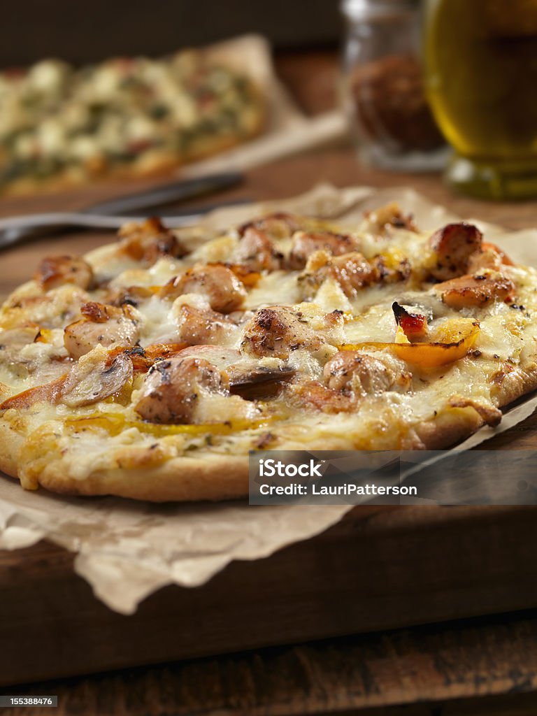 На гриле, пицца с курицей и Жареный перец - Стоковые фото Пицца роялти-фри