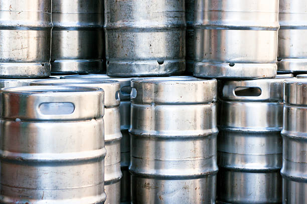 mucchio di primo piano in acciaio inossidabile lucido kegs birra - barilotto foto e immagini stock