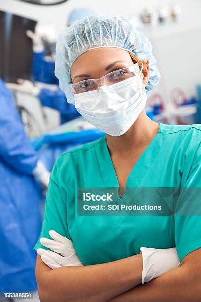 Personal De Enfermería O Cirujano En Un Surgical Center Foto de stock y más banco de imágenes de Cirujano