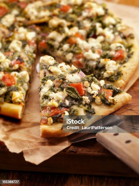 Foto de Espinafre E Queijo De Cabra Pizza e mais fotos de stock de Assado no Forno - Assado no Forno, Bar, Caldo - Comida