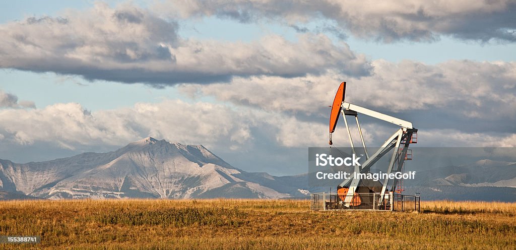 Pumpjack en Alberta - Foto de stock de Bomba de petróleo libre de derechos