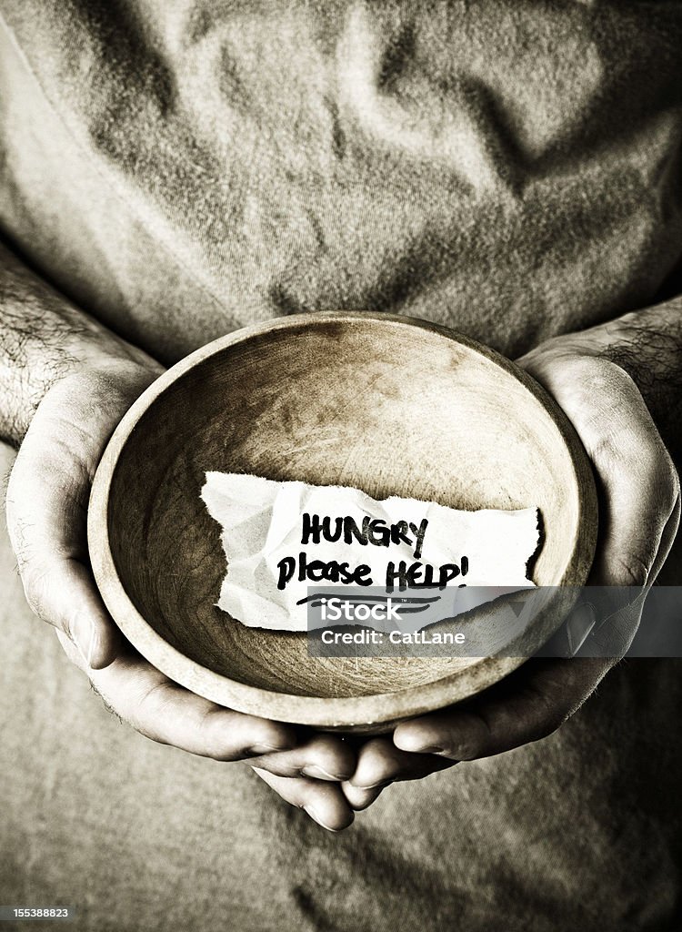 Senzatetto uomo con Ciotola da mendicante - Foto stock royalty-free di Povertà