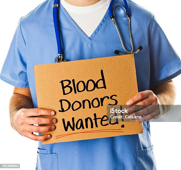 Foto de Médico Com Placa Dadores De Sangue Queria e mais fotos de stock de Doação de Sangue - Doação de Sangue, Adulto, Doutor
