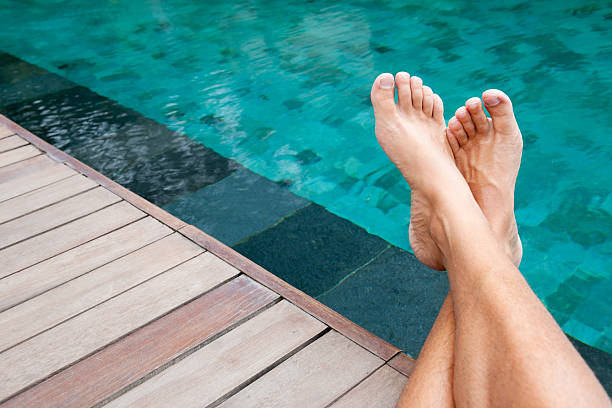 piedi alzati, rilassante in piscina (xxxl - human foot barefoot sole of foot human toe foto e immagini stock