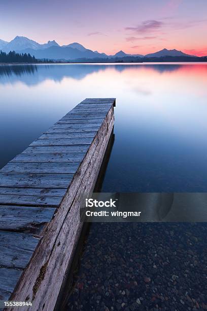 Photo libre de droit de Paisible Coucher De Soleil Sur Le Lac Avec Ponton Bannwaldsee Bavière Allemagne banque d'images et plus d'images libres de droit de Allemagne