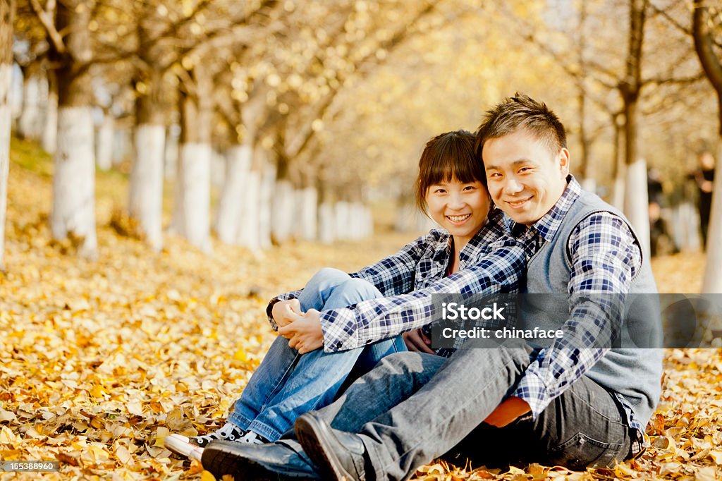 Heureux jeune couple à l'extérieur portrait - Photo de Adulte libre de droits