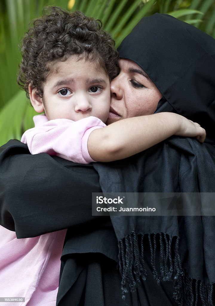 Muçulmanos mulher com o seu filho - Foto de stock de Síria royalty-free