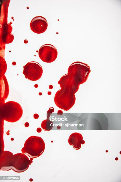 殺人新鮮な血の赤を背景に白色のドロップ - 血液のストックフォトや画像を多数ご用意 - 血液, 飛び散った, 濃い