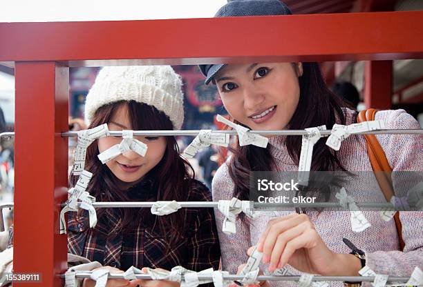 Два Молодых Женщин Японской Завязывать Omikuji — стоковые фотографии и другие картинки Азиатская культура