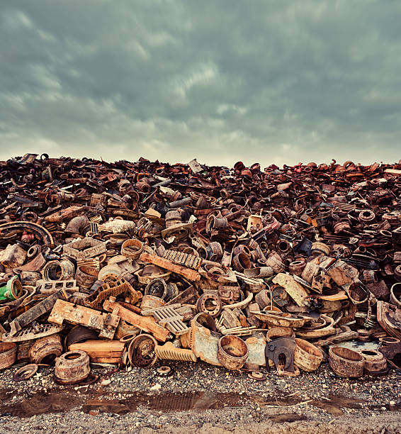 altmetall himmel - garbage dump vertical outdoors nobody stock-fotos und bilder