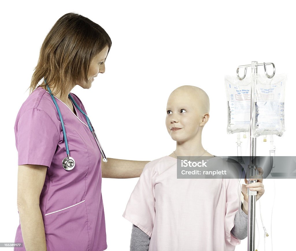 Infermiera aiutando una chemioterapia del paziente - Foto stock royalty-free di Scontornabile