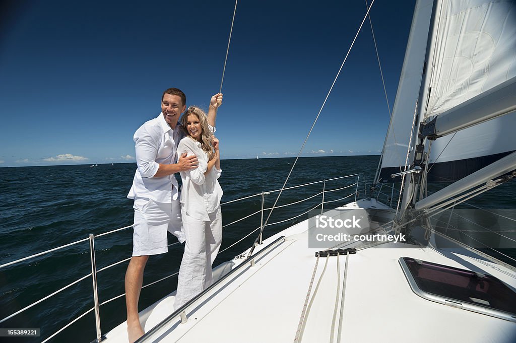 Jovem casal de pé em veleiro cuddling os outros - Foto de stock de Casal royalty-free