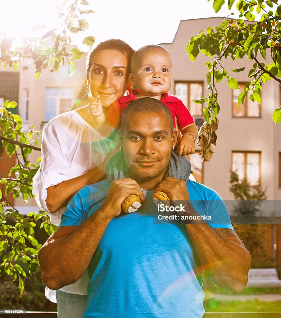 Interracial feliz Retrato de família com Um Filho - Royalty-free 12-23 Meses Foto de stock
